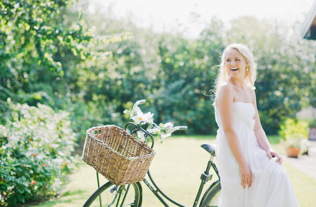 Photo Braut auf Fahrrad, lichtdurchflutetes Image